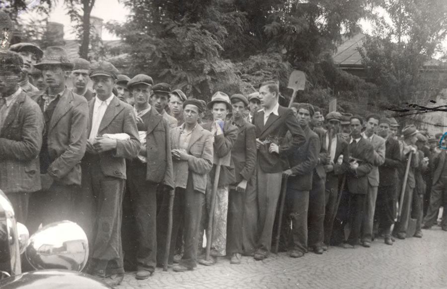 Iași, June 1941: after June 25, the Pogrom preparations began, and young Jewish men were forced to dig graves in the Jewish cemetery.